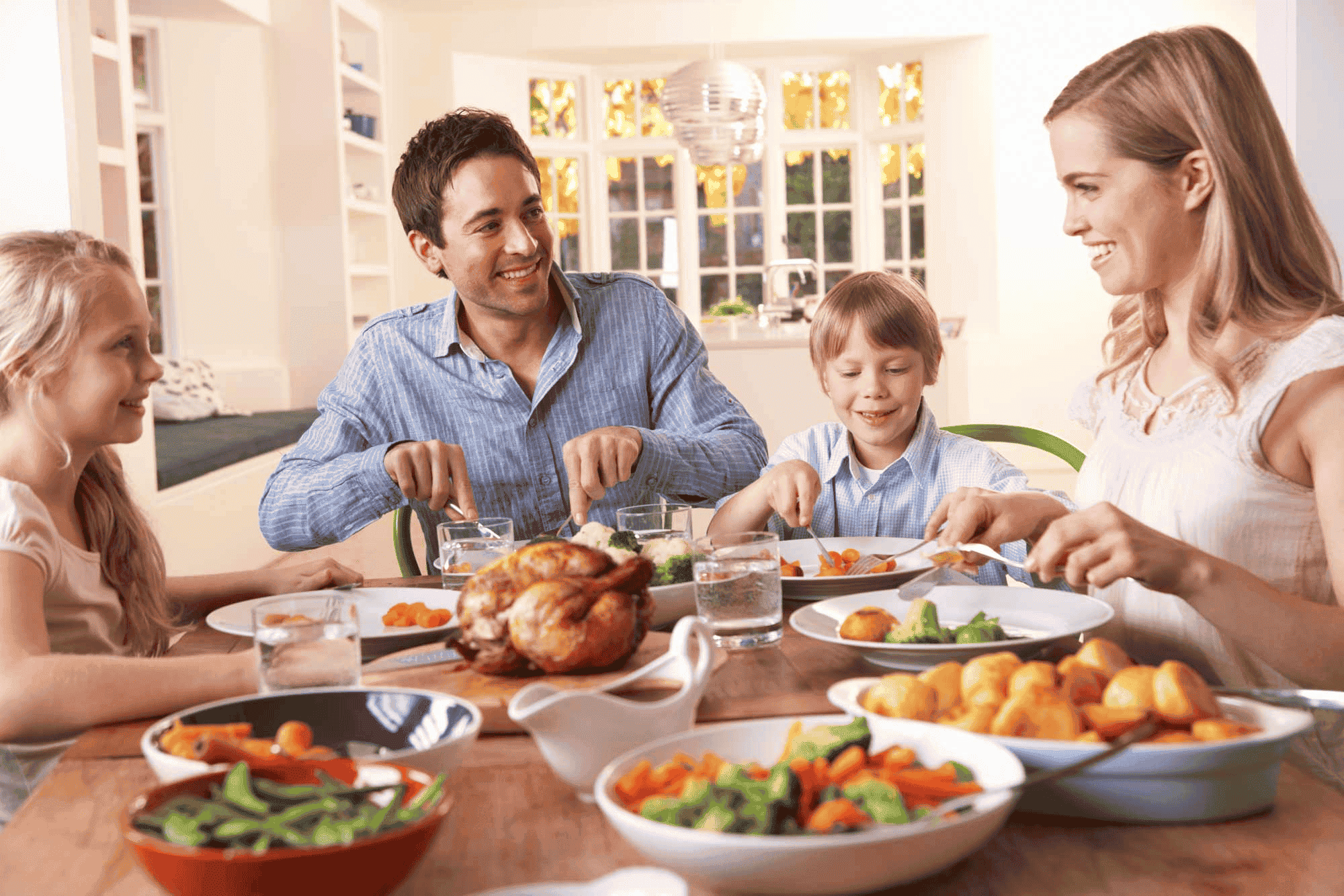 Familia comiendo junta