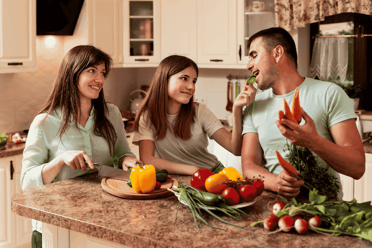 Familia preparando comida en la cocina