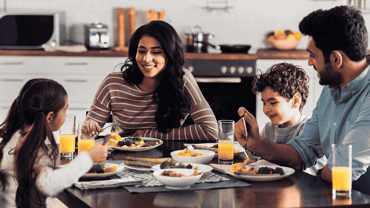 Familia compartiendo una comida en casa