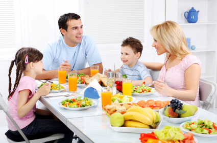 Familia compartiendo una comida saludable en casa